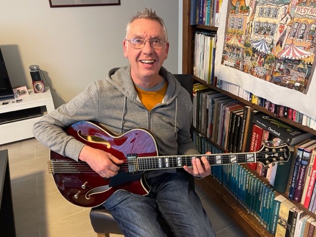 Erwin sits with his brand new Port Wine Conti Entrada thin body archtop guitar